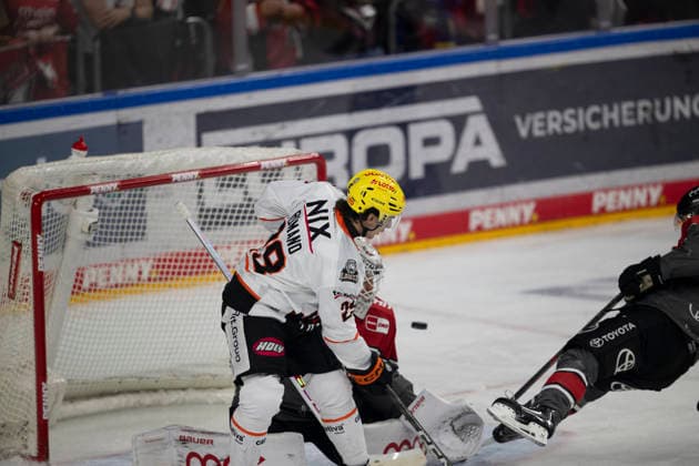 PENNY DEL 1 Cologne Sharks vs. Frankfurt Lions, Cologne, September 20, 2026 Anthony Romano, Frankfurt Lions, forward, 29 Janne Juvonen, Kölner Haie, Goaltender, 30 PENNY DEL 1 Kölner Haie vs. Löwen Frankfurt on September 20, 2026, at the Lanxess Arena in Cologne, Germany Copyright: xBEAUTIFULxSPORTS AndreasxDickx