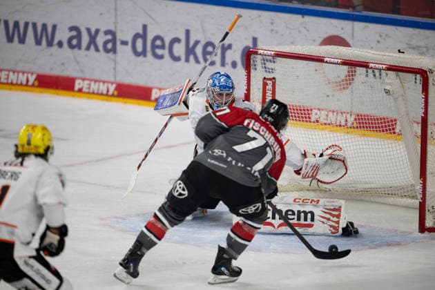 PENNY DEL 1 Cologne Sharks vs. Frankfurt Lions, Cologne, September 20, 2026 Daniel Fischbuch, Cologne Sharks, forward, 71 Adam Scheel, Löwen Frankfurt, Goaltender, 31 PENNY DEL 1 Kölner Haie vs. Löwen Frankfurt on September 20, 2026, at the Lanxess Arena in Cologne, Germany Copyright: xBEAUTIFULxSPORTS AndreasxDickx