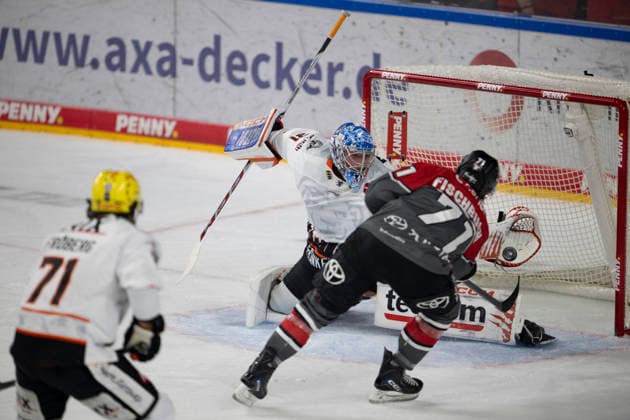 PENNY DEL 1 Cologne Sharks vs. Frankfurt Lions, Cologne, September 20, 2026 Daniel Fischbuch, Cologne Sharks, forward, 71 Adam Scheel, Löwen Frankfurt, Goaltender, 31 PENNY DEL 1 Kölner Haie vs. Löwen Frankfurt on September 20, 2026, at the Lanxess Arena in Cologne, Germany Copyright: xBEAUTIFULxSPORTS AndreasxDickx
