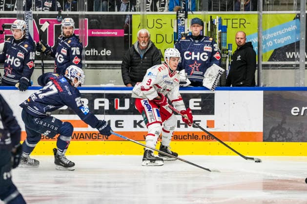 Skating duel between Thomas Reichel of the Ravensburg Towerstars (27) and Pepino Langmeier of the Regensburg Eisbären (9), GER, Ravensburg Towerstars vs. Regensburg Eisbären, ice hockey, DEL2 regular season, Matchday 2, 2026–2027 season, September 20, 2026, GER, Ravensburg Towerstars vs. Eisbären Regensburg, ice hockey, DEL2 regular season, Matchday 2, 2026–2027 season, September 20, 2026, Ravensburg Copyright: xEibner-Pressefoto MaximilianxRistx EP_MRT