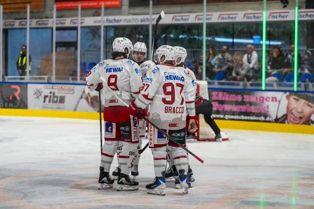 Goal celebration for Taylor Vause s 0-1 goal, Eisbären Regensburg, 91 and team, GER, Ravensburg Towerstars vs. Eisbären Regensburg, ice hockey, DEL2 regular season, Matchday 2, 2026–2027 season, September 20, 2026, GER, Ravensburg Towerstars vs. Eisbären Regensburg, Ice Hockey, DEL2 Regular Season, Matchday 2, 2026–2027 Season, September 20, 2026, Ravensburg Copyright: xEibner-Pressefoto MaximilianxRistx EP_MRT