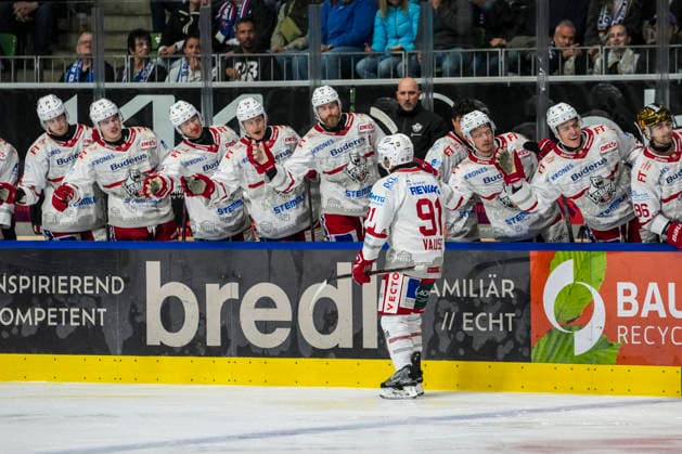 Taylor Vause of the Eisbären Regensburg, 91, high-fiving teammates on the bench after his goal to make it 0–1, GER, Ravensburg Towerstars vs. Eisbären Regensburg, ice hockey, DEL2 regular season, Matchday 2, 2026–2027 season, September 20, 2026, GER, Ravensburg Towerstars vs. Eisbären Regensburg, ice hockey, DEL2 regular season, Matchday 2, 2026–2027 season, September 20, 2026, Ravensburg Copyright: xEibner-Pressefoto MaximilianxRistx EP_MRT