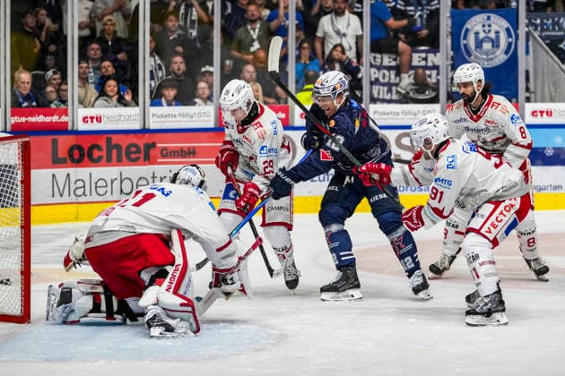 Scoring chance for the 1-1 tie by Matthew Struthers of the Ravensburg Towerstars, 12, against Nick Maehler of the Regensburg Eisbären, 29, and Oskar Autio of the Regensburg Eisbären, 31, GER, Ravensburg Towerstars vs. Eisbären Regensburg, Ice Hockey, DEL2 Regular Season, Matchday 2, 2026–2027 Season, September 20, 2026, GER, Ravensburg Towerstars vs. Eisbären Regensburg, Ice Hockey, DEL2 Regular Season, Matchday 2, 2026–2027 Season, September 20, 2026, Ravensburg Copyright: xEibner-Pressefoto MaximilianxRistx EP_MRT