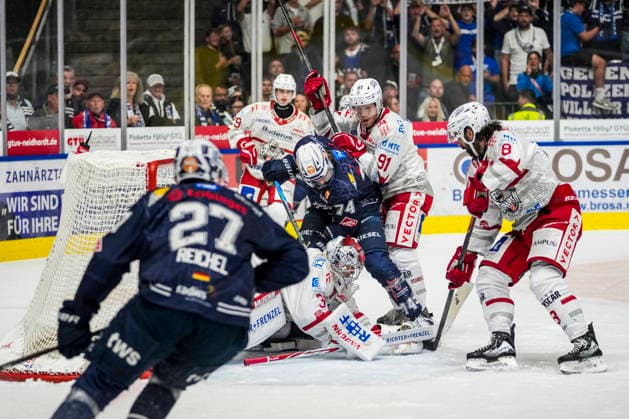 Scoring chance for the 1-1 tie by Denis Pfaffengut (Towerstars Ravensburg, 76) against Oskar Autio (Eisbaeren Regensburg, 31) and Taylor Vause (Eisbaeren Regensburg), 91, GER, Ravensburg Towerstars vs. Eisbaeren Regensburg, Ice Hockey, DEL2 Regular Season, Matchday 2, 2026–2027 Season, September 20, 2026, GER, Ravensburg Towerstars vs. Eisbaeren Regensburg, Ice Hockey, DEL2 Regular Season, Matchday 2, 2026–2027 Season, September 20, 2026, Ravensburg Copyright: xEibner-Pressefoto MaximilianxRistx EP_MRT