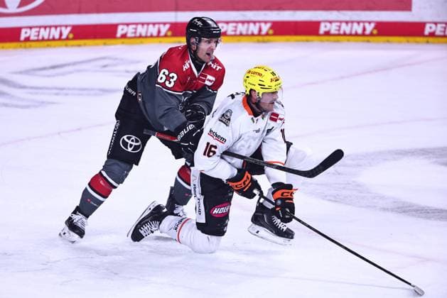 Patrick Russell of the Kölner Haie, 63, in a one-on-one battle with Konrad Abeltshauser of the Löwen Frankfurt, 16 GER, Kölner Haie vs. Löwen Frankfurt, Ice Hockey, PENNY DEL, Matchday 2, 2026–2027 Season, September 20, 2026 GER, Kölner Haie vs. Löwen Frankfurt, Ice Hockey, PENNY DEL, Matchday 2, 2026–2027 season, September 20, 2026 Cologne Copyright: xEibner-Pressefoto RenexWeissx EP_RWS