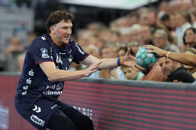September 5, 2026, xBHAx, handball, Opel HBL, 2026–2027 season, 1st HBL, SG Flensburg Handewitt vs. Handball Club Hamburg, GGW Arena: Lasse Möller of SG Flensburg Handewitt (No. 64) receives the ball from a spectator in Schleswig-Holstein, Germany