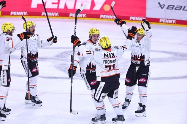 Frankfurt players celebrate Eric Jonathan Uba s goal to tie the game at 3–3 against Cologne. Loewen Frankfurt, 18, 3 from the right. GER, Kölner Haie vs. Loewen Frankfurt, ice hockey, PENNY DEL, Matchday 2, 2026–2027 season, September 20, 2026, GER, Kölner Haie vs. Loewen Frankfurt, Ice Hockey, PENNY DEL, Matchday 2, 2026–2027 season, September 20, 2026, Cologne Copyright: xEibner-Pressefoto RenexWeissx EP_RWS