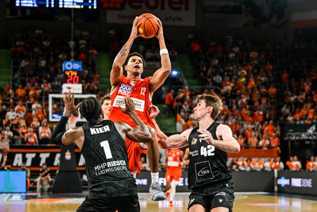 September 20, 2026, GER, Basketball, Men s, easycredit Basketball Bundesliga, 2026–2027 Season, Matchday 1, ratiopharm Ulm vs. MHP Riesen Ludwigsburg: Justin Kier (Ludwigsburg, 1) and Tommy Rutherford (Ludwigsburg, 42) are unable to stop Michael Rataj (Ulm, 12) from mounting a vigorous attack at the ratiopharm Arena in Neu Ulm, Bavaria, Germany Copyright: xNordphotox xHafnerx