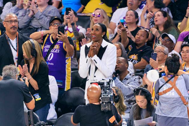 September 20, 2026, Los Angeles, California, USA: Lisa Leslie receives a tribute during the regular season WNBA, Basketball Damen, USA game between the Los Angeles Sparks and the Portland Fire on Sunday September 20, 2026 at Crypto.com Arena in Los Angeles, California. Sparks defeat Fire, 105-84. ARIANA RUIZ PI Sparks Defeat Fire, 105-84 - ZUMAp124 20260920_zaa_p124_025 Copyright: xArianaxRuizx