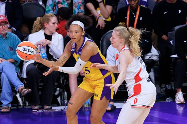 September 20, 2026, Los Angeles, California, USA: Ndjakalenga Mwenentanda 15 of the Los Angeles Sparks passes the ball as Frieda Buhner 20 of the Portland Fire defends during their regular season WNBA, Basketball Damen, USA game on Sunday September 20, 2026 at Crypto.com Arena in Los Angeles, California. Sparks defeat Fire, 105-84. ARIANA RUIZ PI Sparks Defeat Fire, 105-84 - ZUMAp124 20260920_zaa_p124_098 Copyright: xArianaxRuizx