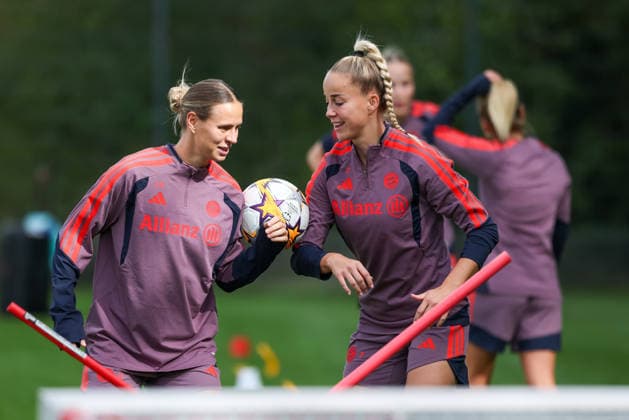 Klara Buehl of FC Bayern Munich, 17, with Giulia Gwinn of FC Bayern Munich, 07, during a ball drill; laughing, in good spirits, emotions, GER, FC Bayern Munich Women s Final Training Session, soccer, UEFA Women s Champions League, 2026–2027 season, September 21, 2026, GER, FC Bayern Munich Women s Final Training Session, soccer, UEFA Women s Champions League, 2026–2027 season, September 21, 2026, Munich Copyright: xEibner-Pressefoto JennixMaulx EP_JML