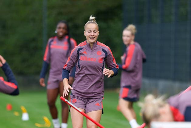 Giulia Gwinn, FC Bayern Munich, 07, laughing, in a good mood, emotions, GER, FC Bayern Munich Women s Final Training Session, soccer, UEFA Women s Champions League, 2026–2027 season, September 21, 2026, GER, FC Bayern Munich Women s Final Training Session, Soccer, UEFA Women s Champions League, 2026–2027 Season, September 21, 2026, Munich Copyright: xEibner-Pressefoto JennixMaulx EP_JML
