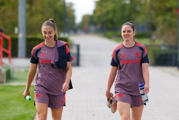 Katharina Naschenweng of FC Bayern Munich, 19, and Sarah Zadrazil of FC Bayern Munich, 25, on their way to the training field, laughing, in good spirits, showing emotion, GER, FC Bayern Munich Women’s final training session, soccer, UEFA Women’s Champions League, 2026–2027 season, September 21, 2026, GER, FC Bayern Munich Women’s final training session, soccer, UEFA Women’s Champions League, 2026–2027 season, September 21, 2026, Munich Copyright: xEibner-Pressefoto JennixMaulx EP_JML