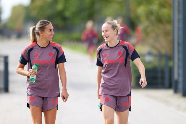 Jana Kappes of FC Bayern Munich and Franziska Kett of FC Bayern Munich, age 20, on their way to the training field, laughing, in good spirits, showing emotion, GER, FC Bayern Munich Women’s final training session, soccer, UEFA Women’s Champions League, 2026–2027 season, September 21, 2026, GER, FC Bayern Munich Women’s final training session, soccer, UEFA Women’s Champions League, 2026–2027 season, September 21, 2026, Munich Copyright: xEibner-Pressefoto JennixMaulx EP_JML