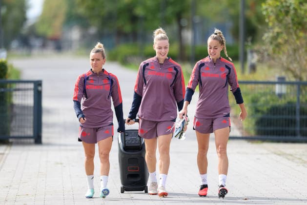 Linda Dallmann of FC Bayern Munich, No. 10, with Alara Sehitler of FC Bayern Munich, No. 14, and Giulia Gwinn of FC Bayern Munich, No. 07, on their way to the training field, GER, FC Bayern Munich Women’s Final Training Session, Soccer, UEFA Women’s Champions League, 2026–2027 Season, September 21, 2026, GER, FC Bayern Munich Women’s Final Training Session, Soccer, UEFA Women’s Champions League, 2026–2027 Season, September 21, 2026, Munich Copyright: xEibner-Pressefoto JennixMaulx EP_JML