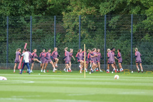 The FC Bayern Munich women s team warming up with Jose Barcala, head coach of FC Bayern Munich, GER, FC Bayern Munich Women s Final Training Session, Soccer, UEFA Women s Champions League, 2026–2027 Season, September 21, 2026, GER, FC Bayern Munich Women’s final training session, soccer, UEFA Women’s Champions League, 2026–2027 season, September 21, 2026, Munich Copyright: xEibner-Pressefoto JennixMaulx EP_JML