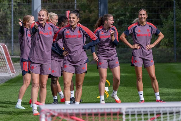 Glodis Perla Viggosdottir, FC Bayern Munich Women, 04; Jovana Damnjanovic, FC Bayern Munich Women, 09; Sarah Mattner Trembleau, FC Bayern Munich Women, 11, and Jana Kappes, FC Bayern Munich Women, 45, are having a lot of fun; FC Bayern Munich Women, soccer, Google Pixel, Women’s Bundesliga, final training session before the Champions League, 2026–2027 season, September 21, 2026 Photo: HMB Media, Franz Feiner Copyright: HMBxMedia FranzxFeiner