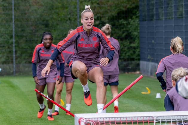 Giulia Gwinn, FC Bayern Munich Women, No. 7 jumping over an obstacle; FC Bayern Munich Women, soccer, Google Pixel, Women s Bundesliga, final training session before the Champions League, 2026–2027 season, September 21, 2026 Photo by HMB Media, Franz Feiner Copyright: HMBxMedia FranzxFeiner