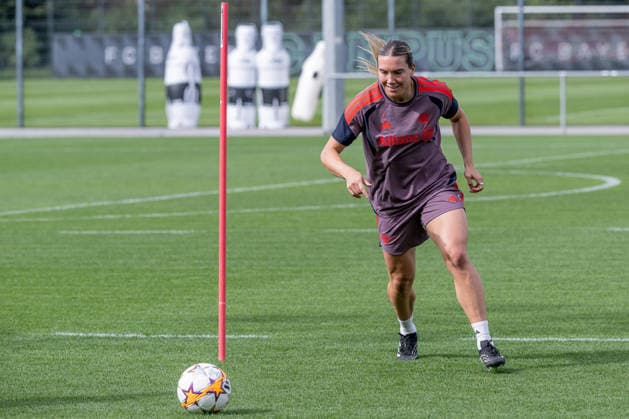 Vanessa Gilles, FC Bayern Munich Women, 02, with a goalpost and the ball; FC Bayern Munich Women, soccer, Google Pixel, Women s Bundesliga, final training session before the Champions League, 2026–2027 season, September 21, 2026; Photo: HMB Media, Franz Feiner Copyright: HMBxMedia FranzxFeiner