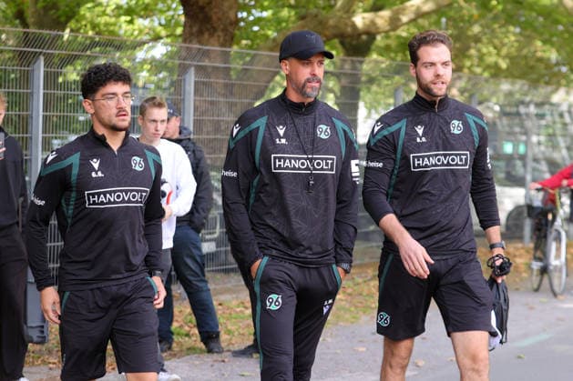 September 21, 2026, xtgx, Soccer, 2. Bundesliga, Hannover 96, Training, emspor, from left: Sandro Wagner, Hannover, Coach with his coaching staff. DFL and DFB regulations prohibit any use of photographs as image sequences and or quasi-video, Hannover
