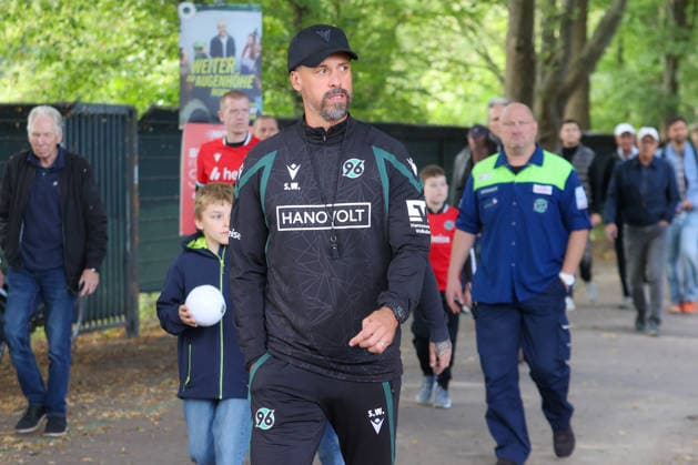 September 21, 2026, xtgx, Soccer, 2. Bundesliga, Hannover 96 Training, emspor, from left: Sandro Wagner, Hannover, Coach. DFL and DFB regulations prohibit any use of photographs as image sequences and or quasi-video, Hannover