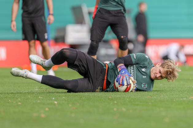 September 21, 2026, xtgx, Soccer, 2. Bundesliga, Hannover 96, Training, emspor, from left: Pascal Loretz, Hannover, 1 on the ball, plays the ball. DFL and DFB regulations prohibit any use of photographs as image sequences and or quasi-video. Hannover