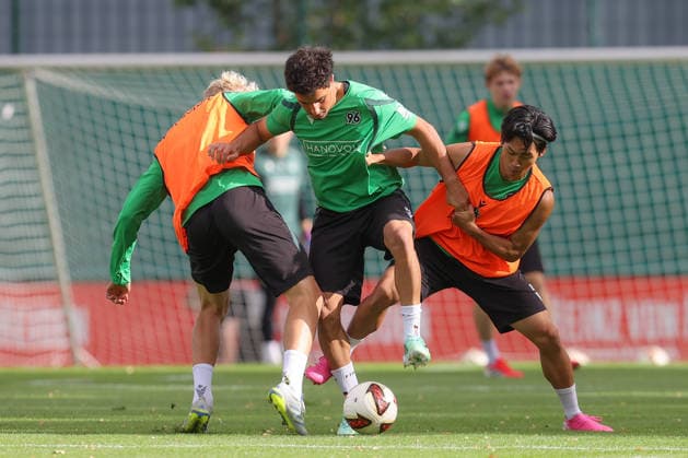 September 21, 2026, xtgx, Soccer, 2. Bundesliga, Hannover 96 Training, emspor, from left: Jasper Fynn Reinhold (Hannover), 38, Yunus Ooenal, Hannover, 24, Hayate Matsuda, Hannover, 27; tackle, duel, battle, DFL and DFB regulations prohibit any use of photographs as image sequences and or quasi-video, Hannover