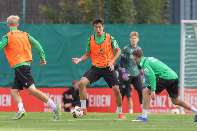 September 21, 2026, xtgx, Soccer, 2. Bundesliga, Hannover 96, Training, emspor, from left: Asuma Ikari, Hannover, 32, on the ball, plays the ball. DFL and DFB regulations prohibit any use of photographs as image sequences and or quasi-video. Hannover