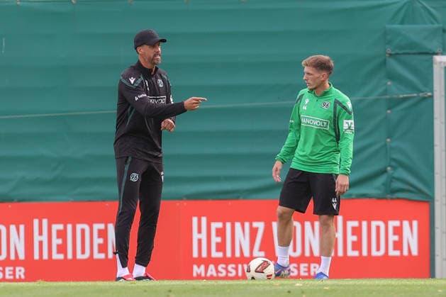 September 21, 2026, xtgx, Soccer, 2. Bundesliga, Hannover 96 Training, emspor, from left: Sandro Wagner (Hannover), coach gives instructions, gesticulates with his arms, gesticulate, gives instructions to Emir Sahiti (Hannover), 44 DFL DFB REGULATIONS PROHIBIT ANY USE OF PHOTOGRAPHS as IMAGE SEQUENCES and or QUASI-VIDEO Hannover