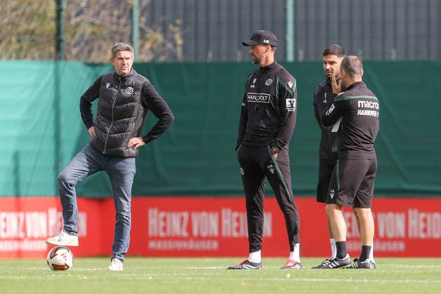 September 21, 2026, xtgx, Soccer, 2. Bundesliga, Hannover 96 Training, emspor, from left: Sandro Wagner, Hannover, Coach gives instructions, gestures with his arms, gesticulate, gives instructions DFL DFB REGULATIONS PROHIBIT ANY USE OF PHOTOGRAPHS as IMAGE SEQUENCES and or QUASI-VIDEO Hannover