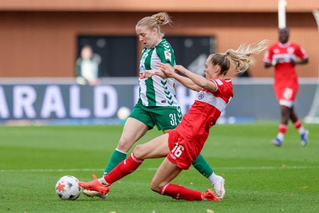From left: Elena Dhont of SV Werder Bremen, 31, and Janina Hechler of VfB Stuttgart, 16, in a one-on-one battle, duel, dynamic moment, action, game scene, DFB REGULATIONS PROHIBIT ANY USE OF PHOTOGRAPHS AS SEQUENCE IMAGES AND OR VIDEO-LIKE PHOTO SERIES DFB REGULATIONS PROHIBIT ANY USE OF PHOTOGRAPHS AS IMAGE SEQUENCES AND OR VIDEO-LIKE PHOTO SEQUENCES, September 21, 2026, Bremen, Germany, Soccer, Google Pixel Women’s Bundesliga, SV Werder Bremen vs. VfB Stuttgart xobx