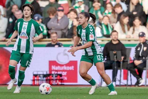 Luna Vanzeir, SV Werder Bremen, No. 13 with the ball, single frame, full body, action, game scene, DFB REGULATIONS PROHIBIT ANY USE OF PHOTOGRAPHS AS SEQUENCE IMAGES AND OR VIDEO-LIKE PHOTO SERIES DFB REGULATIONS PROHIBIT ANY USE OF PHOTOGRAPHS AS IMAGE SEQUENCES AND OR QUASI-VIDEO, September 21, 2026, Bremen, Germany, Soccer, Google Pixel Women’s Bundesliga, SV Werder Bremen vs. VfB Stuttgart xobx