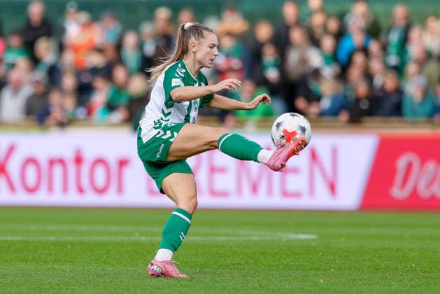 Michelle Weiß, SV Werder Bremen, age 15, on the ball, cutout, single frame, full-body, action, game scene, DFB REGULATIONS PROHIBIT ANY USE OF PHOTOGRAPHS AS SEQUENCE IMAGES AND OR VIDEO-LIKE PHOTO SERIES DFB REGULATIONS PROHIBIT ANY USE OF PHOTOGRAPHS AS IMAGE SEQUENCES AND OR QUASI-VIDEO, September 21, 2026, Bremen, Germany, Soccer, Google Pixel Women’s Bundesliga, SV Werder Bremen vs. VfB Stuttgart xobx