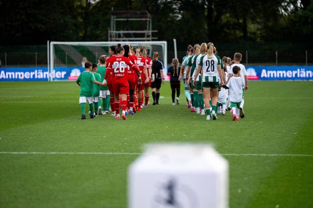 September 21, 2026, GER, Soccer, Women s, Google Pixel 1 Bundesliga, 2026–2027 Season, Matchday 4, SV Werder Bremen vs. VfB Stuttgart: Nicole Billa (VfB Stuttgart, 26), Juliane Wirtz (Werder Bremen, 28), and the teams as they take the field. DFB and DFL regulations prohibit any use of photographs as image sequences and or quasi-video. Bremen Stadium, Platz 11, Bremen, Germany Copyright: xNordphoto Memmlerx