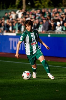 September 21, 2026, GER, Soccer, Women s, Google Pixel 1 Bundesliga, 2026–2027 Season, Matchday 4, SV Werder Bremen vs. VfB Stuttgart, Mei Shimada (Werder Bremen), 08 on the ball. DFB and DFL regulations prohibit any use of photographs as image sequences and or quasi-video. Bremen Stadium, Field 11, Bremen, Germany Copyright: xNordphoto Memmlerx