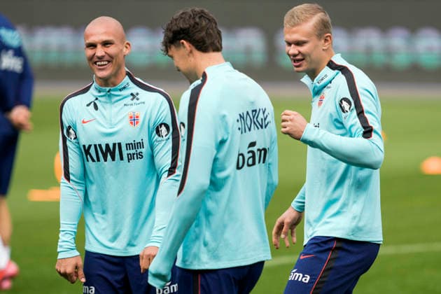 Training with Norway s Men s National Soccer Team, Oslo, September 22, 2026: Norway s Leo Skiri Ostigard, Jorgen Strand Larsen, and Erling Braut Haaland during a training session with Norway s Men s National Soccer Team at Ullevaal Stadium, in preparation for the Nations League matches against Denmark, Portugal, and Wales. Photo by Stian Lysberg Solum, NTB, Oslo, Norway. EDITORIAL USE ONLY. RESTRICTED USE FOR BETTING COMPANIES Copyright: xStianxLysbergxSolumx xNTBx