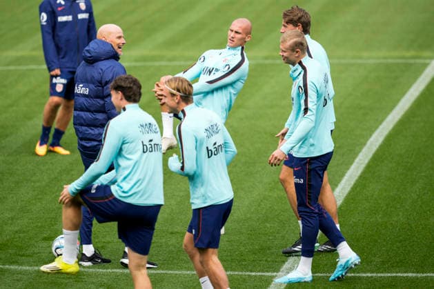 Training session with the Norwegian men s national soccer team, Oslo, September 22, 2026: Norwegian national team head coach Stale Solbakken, Jorgen Strand Larsen, Erik Botheim, Leo Skiri Ostigard, Erling Braut Haaland, and Sander Berge during a training session with Norway’s men’s national soccer team at Ullevaal Stadium, in preparation for the Nations League matches against Denmark, Portugal, and Wales. Photo by Stian Lysberg Solum, NTB, Oslo, Norway. EDITORIAL USE ONLY. RESTRICTED USE FOR BETTING COMPANIES. Copyright: xStianxLysbergxSolumx xNTBx