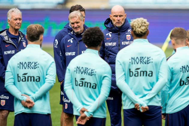 Training with the Norwegian Men s National Soccer Team, Oslo, September 22, 2026: Team doctor Ola Sand, assistant coach Kent Bergersen, and head coach Stale Solbakken, along with Jorgen Strand Larsen, Erik Botheim, Leo Skiri Ostigard, Erling Braut Haaland, and Sander Berge during a training session with the Norwegian men’s national soccer team at Ullevaal Stadium, ahead of the Nations League matches against Denmark, Portugal, and Wales. Photo by Stian Lysberg Solum, NTB, Oslo, Norway. EDITORIAL USE ONLY. RESTRICTED USE FOR BETTING COMPANIES. Copyright: xStianxLysbergxSolumx xNTBx