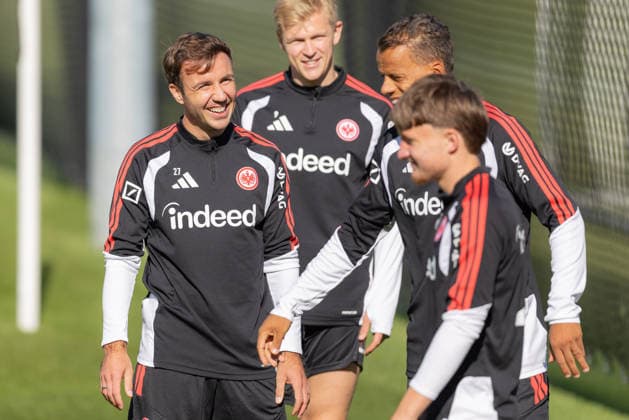 Training: Eintracht Frankfurt s Mario Götze (27) practices with Jonathan Burkardt (Jonny Burkardt, 9), Timothy Chandler, Eintracht Frankfurt, 22, and Niko Ilicevic, Eintracht Frankfurt U21, during Eintracht Frankfurt’s training session on September 22, 2026, at Deutsche Bank Park in Frankfurt am Main, Frankfurt am Main, Hesse, Germany, Deutsche Bank Park