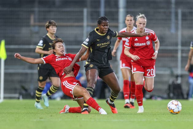 GER, Munich, FC Bayern Munich vs. Manchester City, Women s Champions League, Soccer, UEFA, 2026–2027 Season, uhlsport Park, Matchday 1 in pictures (from left): Momoko Tanikawa, FC Bayern Munich Women s U-18, Khadija Shaw, Manchester City Women’s Team, No. 9. DFB and DFL regulations prohibit any use of photographs as image sequences and or quasi-video. September 22, 2026 Copyright: HMBxMedia HendrikxHamelau