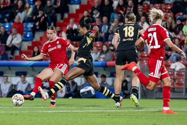 Battle for the Ball: Tackle between Klara Buehl (FC Bayern Munich Women, 17) and Jade Rose (Manchester City WFC, 04 GER), FC Bayern Munich Women vs. Manchester City WFC, UEFA Women’s Champions League, Group Stage, Matchday 1, 2026–2027 season, September 22, 2026. DFL and DFB regulations prohibit any use of photographs as image sequences and or quasi-video. Photo: HMB Media, Heike Feiner Copyright: HMBxMedia HeikexFeiner