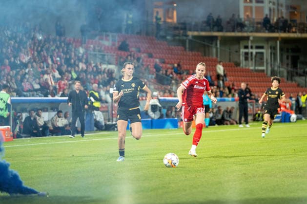 Soccer: UEFA Women s Champions League, Matchday 1, FC Bayern Munich Women vs. Manchester City Women s Football Club on September 22, 2026, at Sportpark Unterhaching in Munich, Germany, 2026–2027 Season: Fan protest at SpVgg Unterhaching; pyrotechnics and smoke flares in the fans’ colors; Franziska Kett (FC Bayern Munich), 20; Kerstin Casparij (Manchester City), 18; Munich, Sportpark Unterhaching, Germany Copyright: xPhilippxImhofx