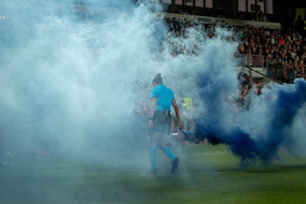 Soccer: UEFA Women s Champions League, Matchday 1, FC Bayern Munich Women vs. Manchester City Women s Football Club on September 22, 2026, at Sportpark Unterhaching in Munich, Germany, 2026–2027 season, fan protest by SpVgg Unterhaching, pyrotechnics, smoke flares in the fans’ colors, Olatz Rivera Olmedo (referee), FC Bayern Munich vs. Manchester City Women, Munich, Sportpark Unterhaching, Germany Copyright: xPhilippxImhofx