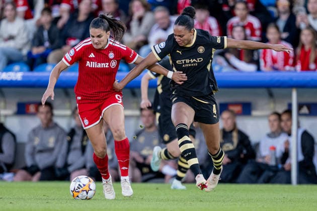 Battle for the Ball: Tackle between Jovana Damnjanovic (FC Bayern Munich Women, 09) and Jade Rose (Manchester City WFC, 04) GER, FC Bayern Munich Women vs. Manchester City WFC, UEFA Women s Champions League, Group Stage, Matchday 1, 2026–2027 season, September 22, 2026. DFL and DFB regulations prohibit any use of photographs as image sequences and or quasi-video. Photo: HMB Media, Heike Feiner Copyright: HMBxMedia HeikexFeiner