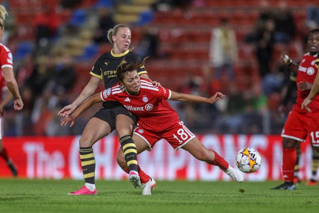 GER, Munich, FC Bayern Munich vs. Manchester City, Women s Champions League, Soccer, UEFA, 2026–2027 season, uhlsport Park, Matchday 1 in pictures: from left, Beth Mead (Manchester City Women 7) and Momoko Tanikawa (FC Bayern Munich Women 18). DFB and DFL regulations prohibit any use of photographs as image sequences and or quasi-video. September 22, 2026 Copyright: HMBxMedia HendrikxHamelau
