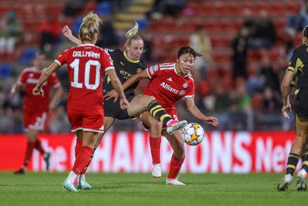 GER, Munich, FC Bayern Munich vs. Manchester City, Women’s Champions League, Soccer, UEFA, 2026–2027 Season, uhlsport Park, Matchday 1 in pictures: from left, Beth Mead (Manchester City Women, 7), Momoko Tanikawa (FC Bayern Munich Women, 18). DFB and DFL regulations prohibit any use of photographs as image sequences and or quasi-video. September 22, 2026 Copyright: HMBxMedia HendrikxHamelau