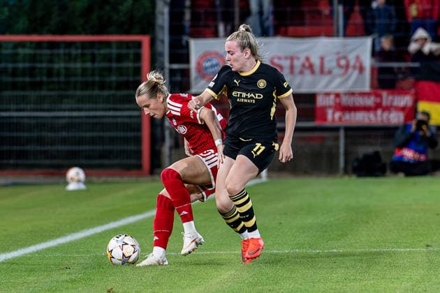 Battle for the Ball: Tackle between Franziska Kett (FC Bayern Munich Women, 20) and Lauren Hemp (Manchester City WFC, 11), GER, FC Bayern Munich Women vs. Manchester City WFC, UEFA Women s Champions League, Group Stage, Matchday 1, 2026–2027 season, September 22, 2026. DFL and DFB regulations prohibit any use of photographs as image sequences and or quasi-video. Photo: HMB Media, Franz Feiner Copyright: HMBxMedia FranzxFeiner
