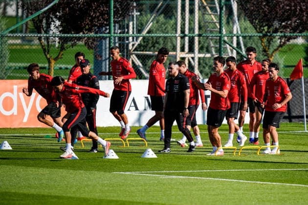 Turkiye complete preparations for UEFA Nations League match against France ISTANBUL, TURKIYE - SEPTEMBER 24: Turkiye national football team head coach Vincenzo Montella (3rd L) oversees a training session at the TFF Hasan Dogan National Teams Camp and Training Facilities ahead of their UEFA Nations League A Group 1 match against France in Kocaeli, Turkiye, September 24, 2026. Muhammed Ali Yigit Anadolu Istanbul Turkey. Editorial use only. Please get in touch for any other usage. Copyright: x2026xAnadoluxMuhammedxAlixYigitx