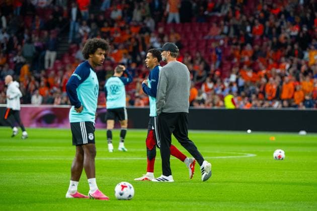 Soccer, Men s, 2026–27 Season, UEFA Nations League League A, Group 2, Matchday 1 in Amsterdam, Netherlands vs. Germany; from left: Karim Adeyemi (Germany), Jamal Musiala (Germany), Coach Jürgen Klopp (Germany) during warm-ups, September 24, 2026, Copyright: xMatthiasxKochx