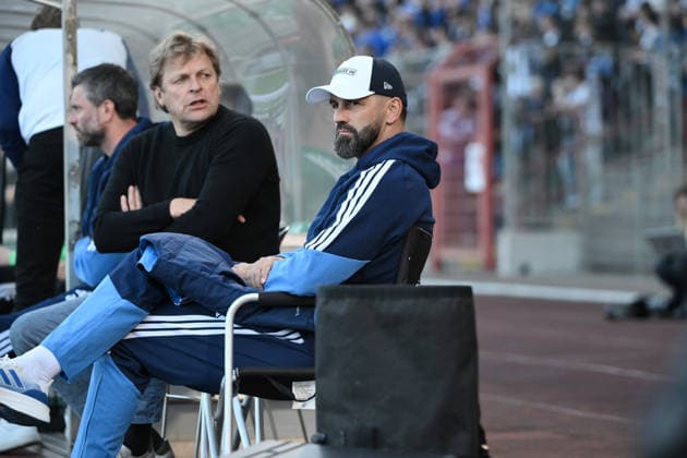 Coach Miron Muslic, FC Schalke 04; on the left, Youri Mulder, Director of Professional Soccer, FC Schalke 04, September 24, 2026, 2026–2027 soccer season, friendly match, Rot-Weiß Oberhausen vs. FC Schalke 04, 2–5, Oberhausen, Niederrheinstadion, North Rhine-Westphalia, Germany Team2